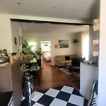 Cosy Parisian Apartment By The Buttes Chaumont